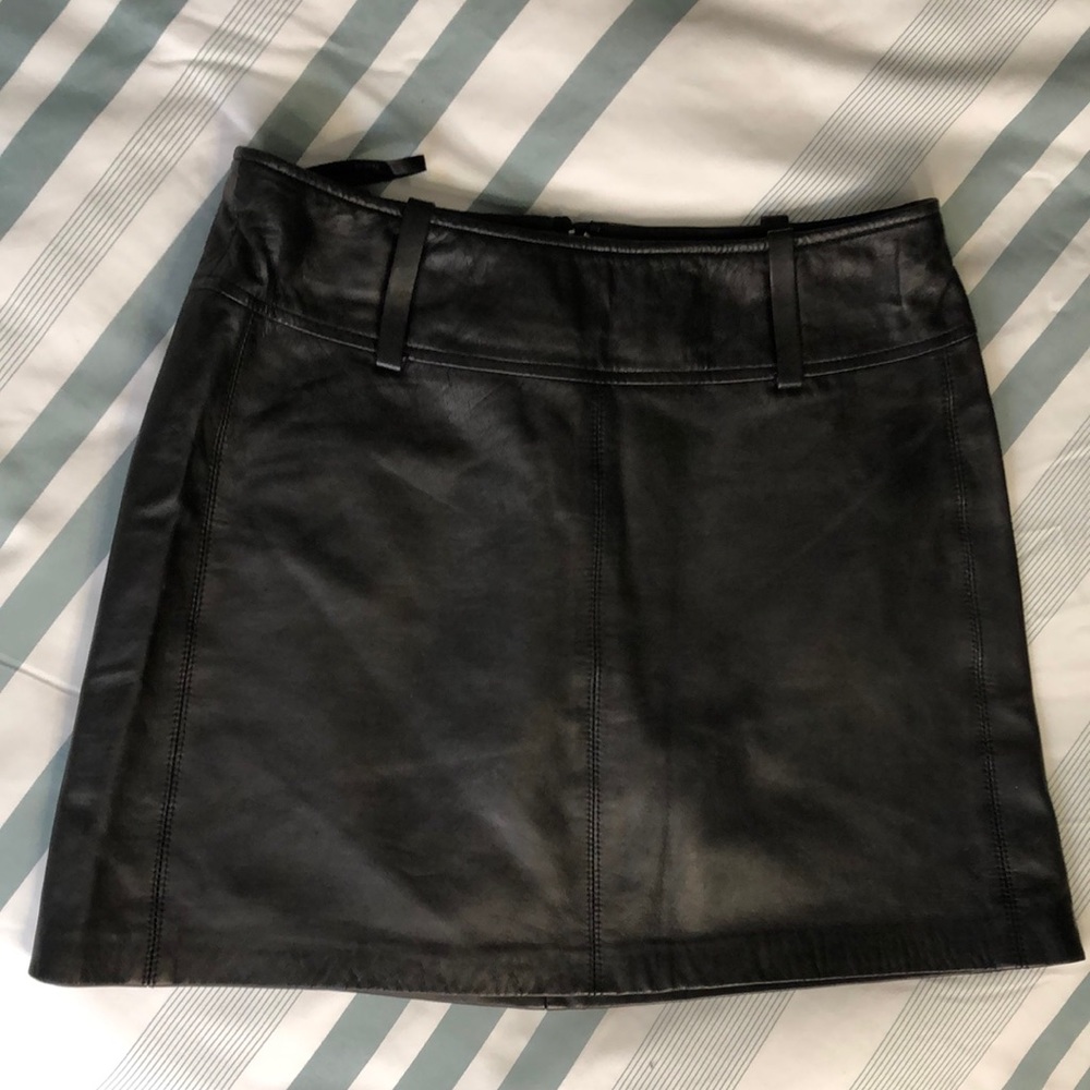 Vintage Black Soft Leather Bebe mini skirt, w belt loops - size (4).